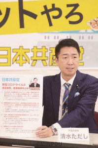 日本共産党の緊急提案の内容を説明する清水氏＝17日、大阪市天王寺区内