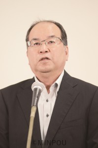 ネット中継の活動者会議で報告する柳府委員長