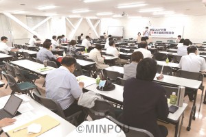 コロナ関連対策で各地の取り組みや課題を話し合った日本共産党府委員会が開いた地方議員団懇談会＝６日、大阪市中央区内 