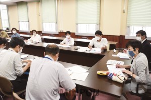 学生や青年労働者の生活実態調査を基に、府に支援を要請する民青府委員会メンバー＝４日、府庁内 