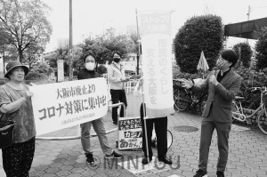 「大阪市廃止よりコロナ対策を」と訴える大阪市をよくする会平野区連絡会の街頭宣伝＝６月25日、大阪市平野区内