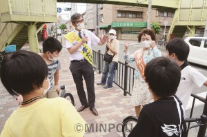 宮本前衆院議員や長岡大阪市議の街頭演説では、子どもたちから「コロナで友だちに会えなくてしんどかった」「学校が始まってうれしい」などの声が寄せられました＝６月27日、大阪市東淀川区内 