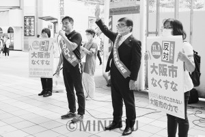 「安倍政治」継承の菅政権に審判下し、新しい政治を実現しようと呼び掛ける辰巳氏、内海氏ら＝18日、大阪市都島区内 