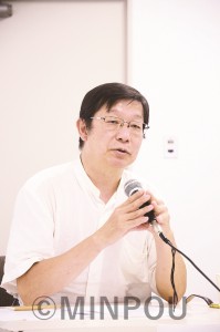 問題提起する木戸衛一氏＝22日、大阪市中央区内