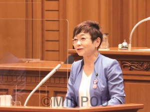 代表質疑に立つ共産・市民の山中幹事長＝24日、大阪市議会本会議場 