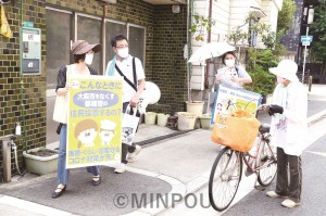 路地裏宣伝で「住民投票よりコロナ対策を」「大阪市をなくすな」と訴える、住みよい堺市をつくる会の人たち＝22日、大阪市住之江区内 