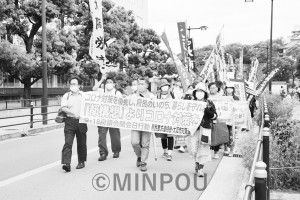 コロナ対策や「都」構想断念などを求め、府議会開会日にパレード＝18日、大阪市中央区内 