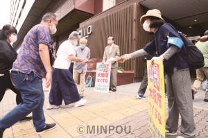 「大阪市をなくすな」と宣伝する全国革新懇・大阪革新懇の人たち＝９月26日、大阪市中央区内