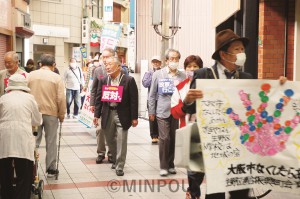 生野区内を練り歩いて「大阪市をなくしたらあかん」と訴える生野区連合振興町会有志ら＝18日、大阪市生野区内 