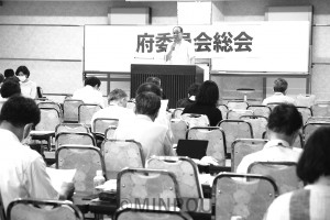 第５回府委員会総会で報告する柳府委員長＝５日、大阪市内 