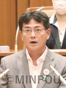 反対討論に立つ井上議員＝３日、大阪市議会本会議場 