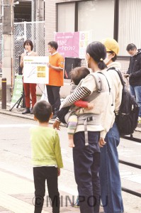 「まちかどトークセッション」で訴える、わたなべ、井上両氏（左奥）。公園内では市民との対話が弾みました＝18日、大阪市住吉区内 