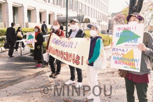 大阪市役所に登庁する市職員に向けて「財政局がんばれ」と宣伝する人たち＝17日、大阪市北区内