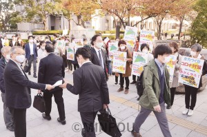 「住民投票の民意を守り、コロナ対策に今こそ大阪市の力を」と訴えたよくする会と市対連の緊急宣伝＝17日、大阪市北区内