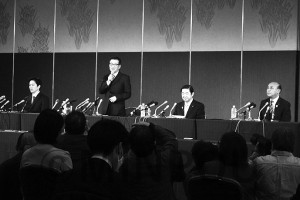 会見する（左から）吉村知事、松井市長、佐藤代表ら＝１日、大阪市北区内