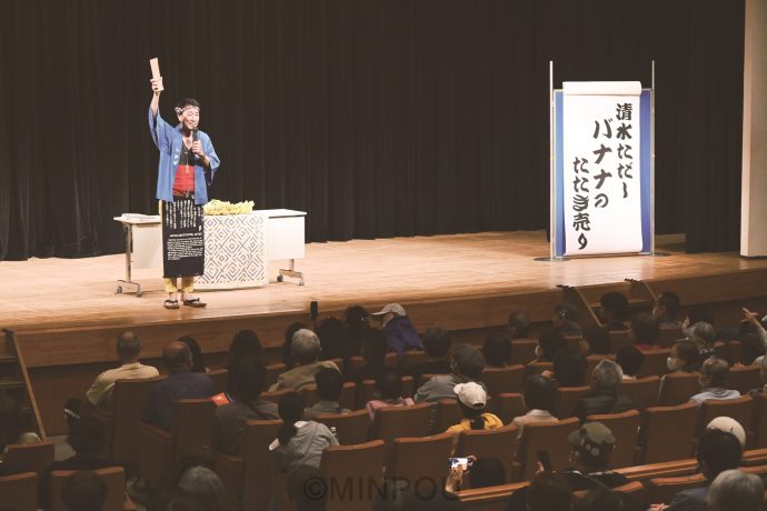 息つく間もなく超絶早口の話芸を繰り出す清水さん＝４月19日、大阪市中央区内