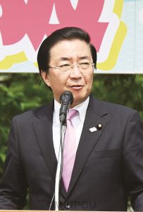 連帯あいさつする山下よしき氏＝１日、大阪市北区内