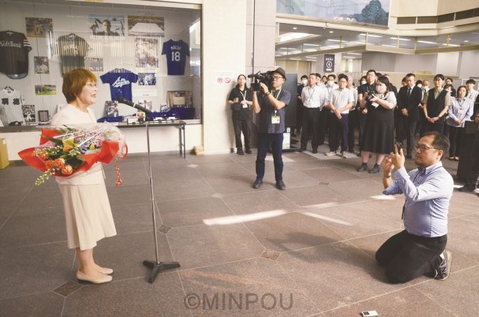 初登庁で職員に訓示を行う是枝町長（左）＝５月20日、忠岡町内