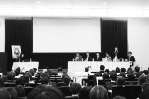 府のギャンブル依存症対策について話し合う大阪府議ら＝５月25日、大阪市西区内