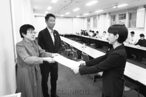 最低賃金１５００円以上への引き上げをと要望する（左から）石川、清水の両氏＝24日、府庁