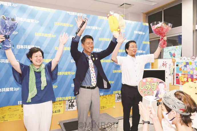 激励の拍手に笑顔で応える（左から）山田、清水、山下の３氏＝20日、大阪市天王寺区内