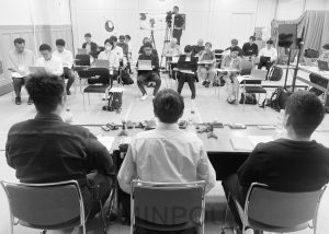 会見で未払いを訴える業者＝6月13日、大阪市内