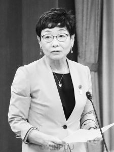 質問する山中議員＝９月25日、大阪市議会教育こども委員会