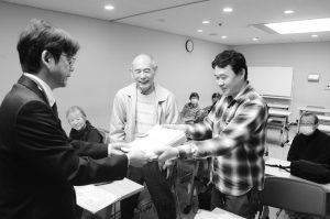 「特区民泊」の新規申請即時停止などを求めた署名を提出する澤井さん(右から2人目)ら=4日、大阪市役所内