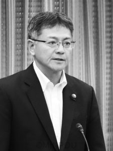 質問する井上議員=10月30日、大阪市議会決算特別委員会