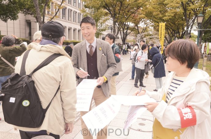 日本共産党は国会議員定数の削減に反対する一点での共同を呼び掛け、反対署名に取り組んでいます。おおさか総がかり集会の当日、同党大阪府委員会が行った宣伝行動で、署名を呼び掛ける清水忠史元衆院議員(右から2人目)=3日、大阪市北区内